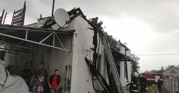 На Житомирщині блискавка підпалила будинок На Житомирщині блискавка підпалила будинок