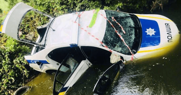 Погоня за мопедом: у Києві поліцейське авто впало в річку