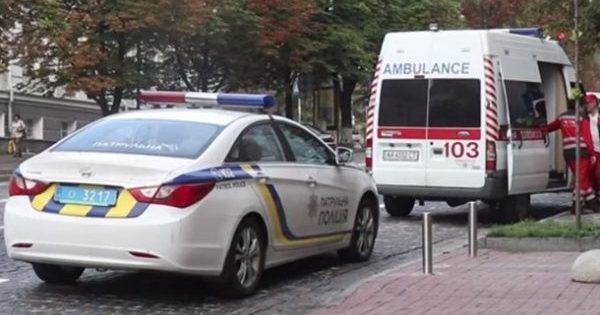У центрі Києва чоловік намагався покінчити з собою, кидаючись під авто киев