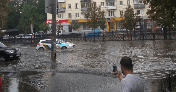 Київ паралізували зливи та град – КАРТА заторів (ОНЛАЙН)