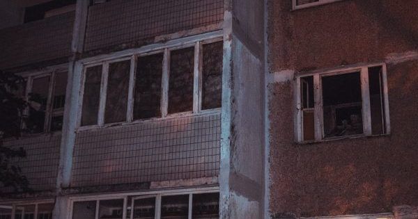 У Києві на Воскресенці з палаючої квартири врятували 3 осіб пожар в киеве