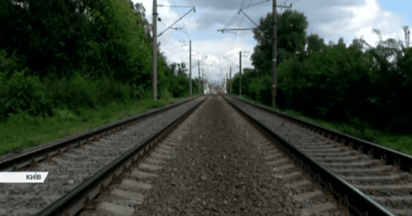 У Києві на залізниці знайшли напівголого чоловіка з пробитою головою Залізнична колія