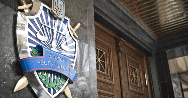 У Маріуполі вантажника затягло у м
