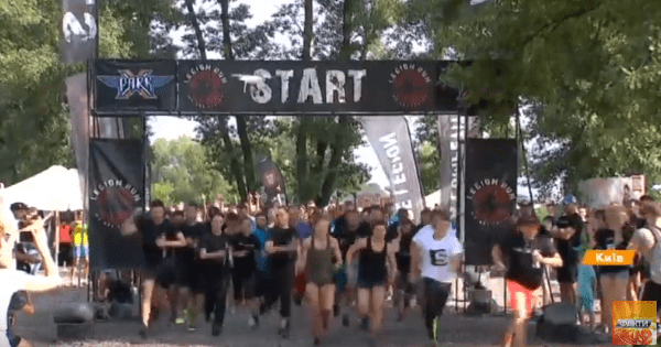 В грязи и в хорошем настроении — как команда ICTV преодолевала забег Legion Run