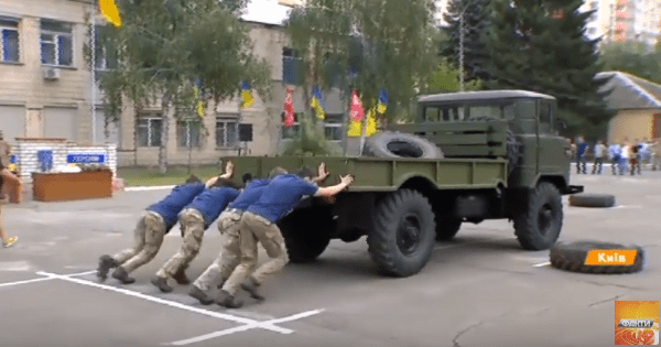 Сотни кило древесины, резины и металла — соревнования военных и курсантов в Киеве