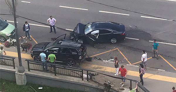 Влаштували гонку! BMW X5 викинуло на зупинку з людьми у Москві