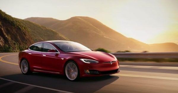 Tesla за $1900. Чиновники задекларували 936 іномарок за ціною нижче 50 тис. грн