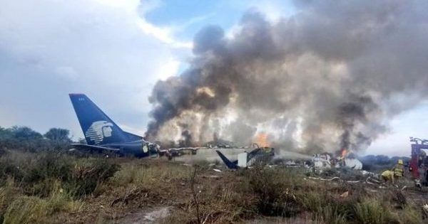 Пасажирський літак розбився у Мексиці. На борту знаходилися понад 100 осіб