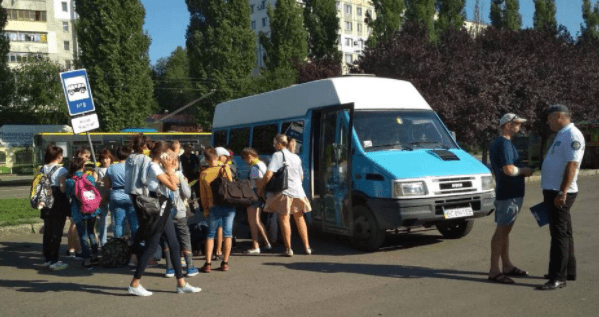 У Миколаєві маршрутка з сидіннями-табуретками везла дітей на море Маршрутка