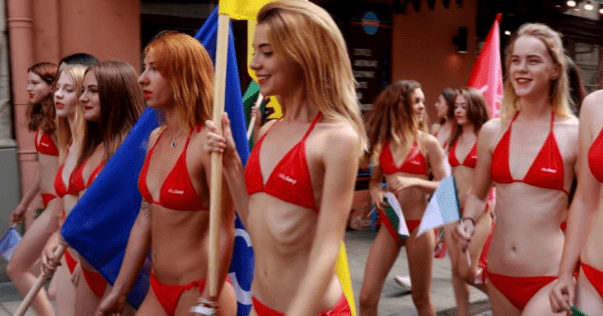 Мiss Sexy: у Львові дівчата у купальниках пройшлися центром міста