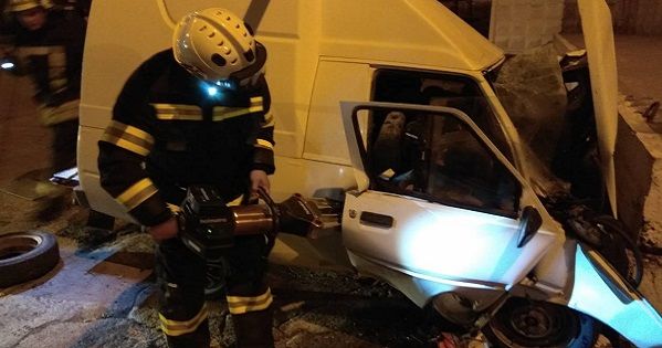 Залишилася купа металу: в Маріуполі Таврія влетіла у плиту