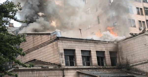 Масштабна пожежа у Києві: горить будівля на Дмитрівській Пожежа у Києві