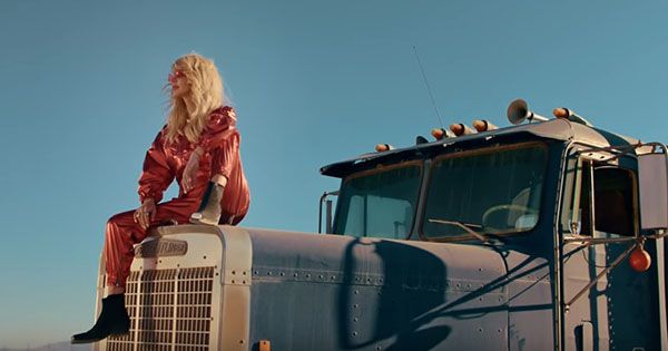 Мотоциклы и поцелуи. Лобода презентовала откровенный клип SuperSTAR (18 ) Світлана Лобода