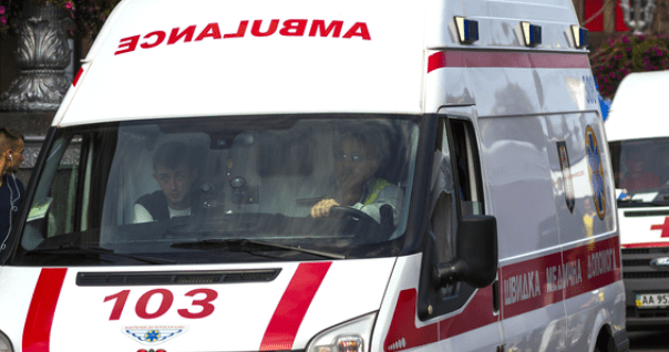 Швидка забрала без свідомості: в Києві шукають родичів жінки