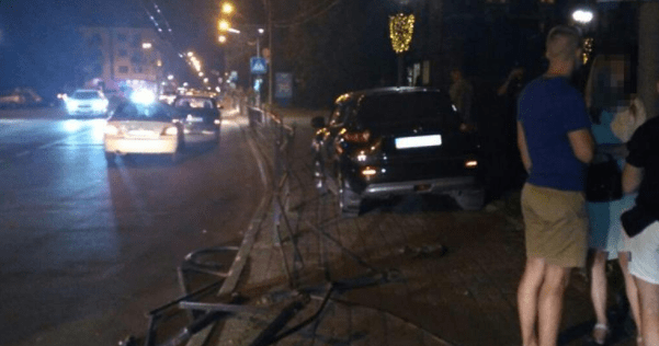 У Тернополі п’яна жінка на Nissan знесла паркан і обматюкала поліцейських ДТП у Тернополі