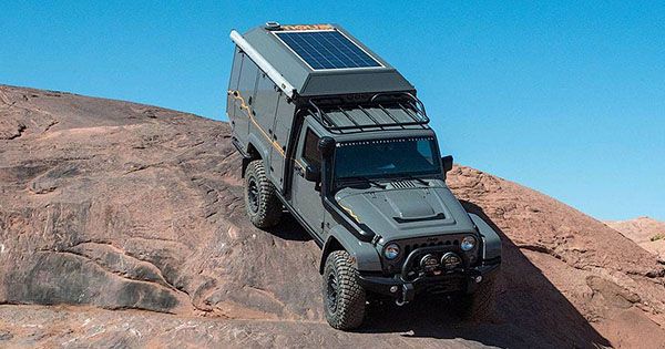 Дві кухні та спальні місця. Jeep Wrangler перетворили в будинок на колесах Jeep Wrangler перетворили в будинок на колесах із двома кухнями