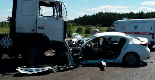 На Херсонщині легковик врізався у вантажівку, загинули діти