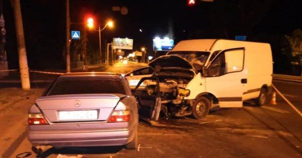 Вылетел на встречку: под Одессой Mercedes на еврономерах протаранил автобус
