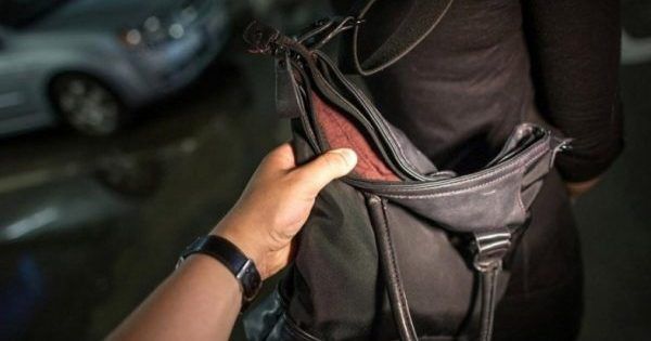 У Києві чоловік намагався втекти з вкраденою сумкою, але зламав ногу