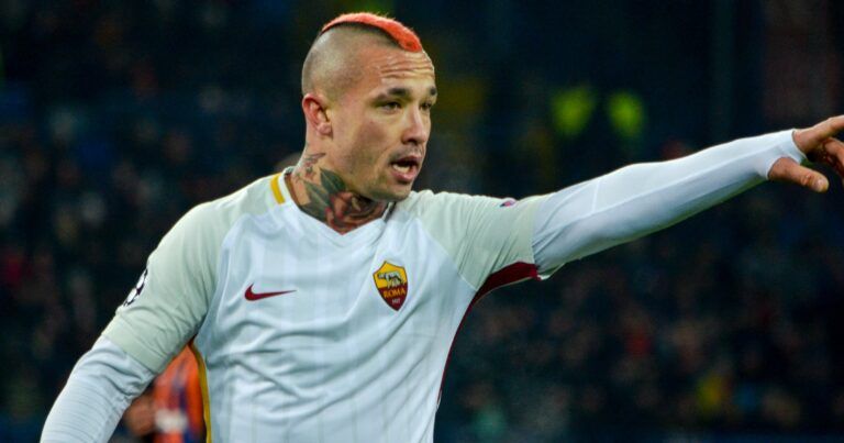 Известный футболист послал жестом фаната в ночном клубе
