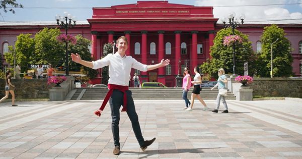 До Дня незалежності: британські дипломати станцювали український танок