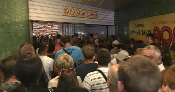Після параду на станції метро Хрещатик виник колапс через наплив пасажирів