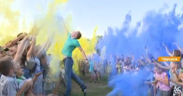 Як святкують українці: флешмоби, військові виставки та фестивалі