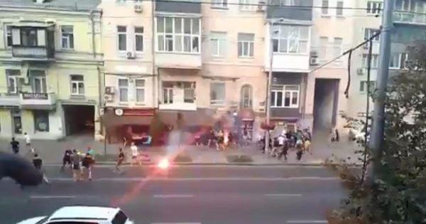 Бруківка, загорнута в тканину і фаєри: подробиці бійки фанатів Динамо та Аякса