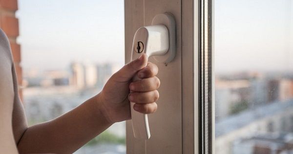 У Харкові з вікна багатоповерхівки випала дитина
