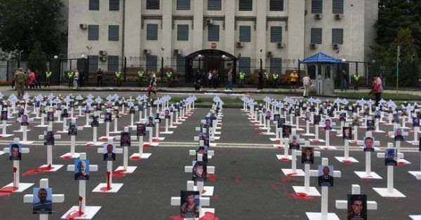 Путін, за Іловайськ відповіси! Ветерани АТО прийшли під посольство РФ у Києві