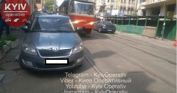 Стоїть 6 трамваїв. У Києві герой парковки заблокував рух