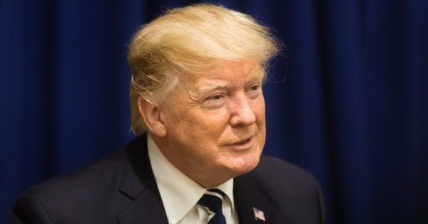 Глава ФІФА подарував Трампу червону картку