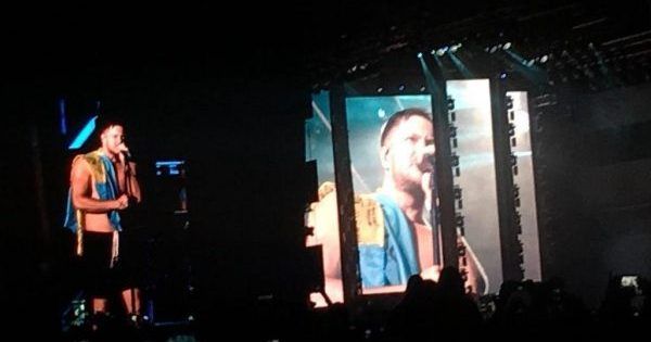 Imagine Dragons в Киеве: Дэн Рейнольдс вышел на сцену с флагом Украины Imagine Dragons у Києві
