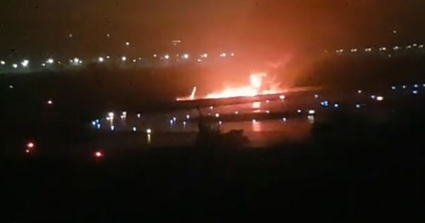 В Сочи при посадке загорелся самолет, сотрудник аэропорта умер при эвакуации