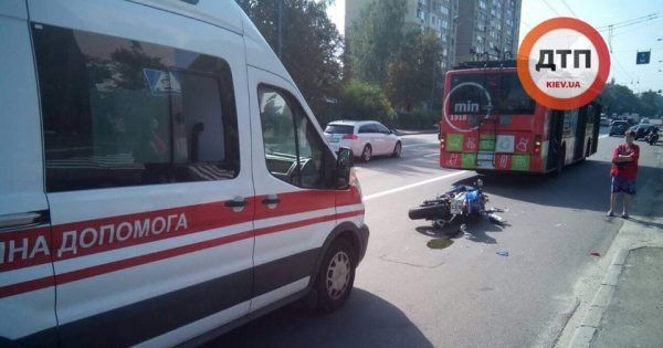 В Киеве мотоцикл протаранил троллейбус, есть пострадавшие