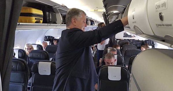 Удивил простотой! Порошенко заметили в рейсовом самолете из Лондона