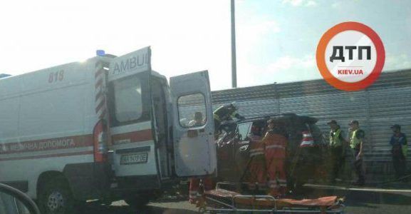 ДТП на Одесской трассе: внедорожник залетел под фуру, водителя зажало в машине