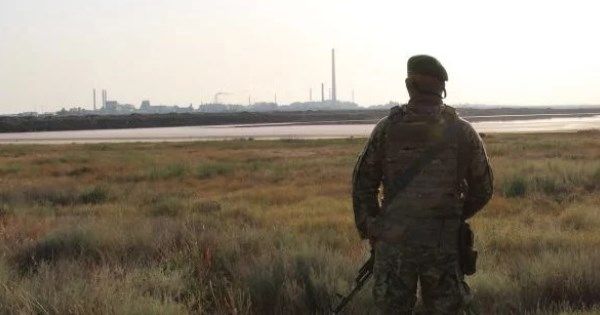 Украинские пограничники пострадали из-за выбросов на Крымском Титане