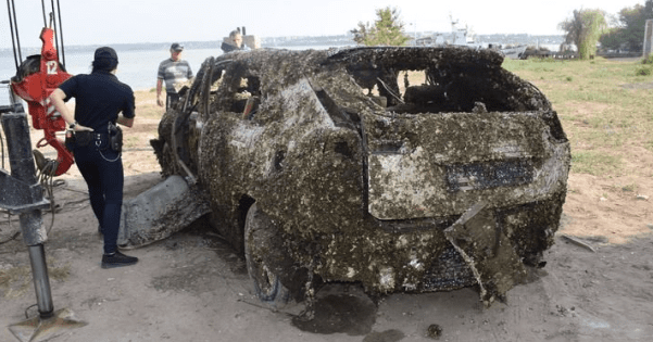 Пролежал на дне не один год. В Николаеве из реки подняли Lexus У Миколаєві з річки дістали Lexus