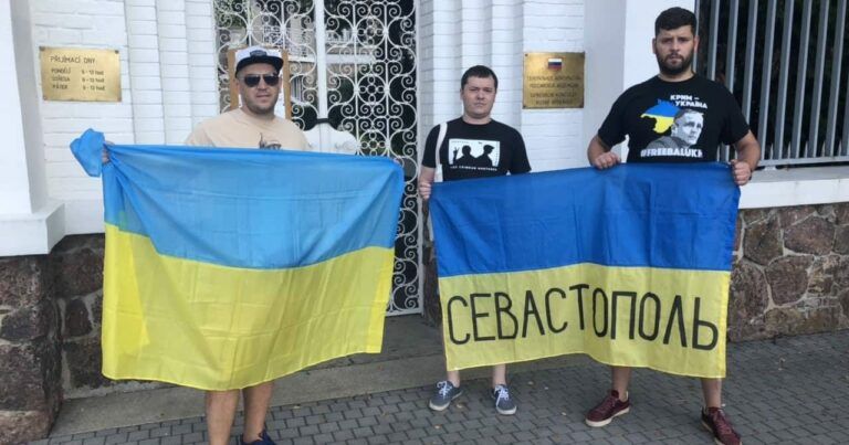 Украинские фанаты устроили акцию под консульством РФ в Чехии