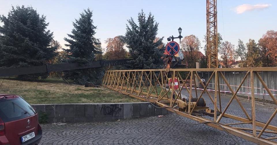 В центре Ужгорода упал строительный кран Паданні крану