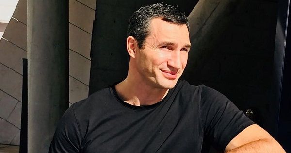 Сломал весло и нырнул: Кличко эпически упал с доски