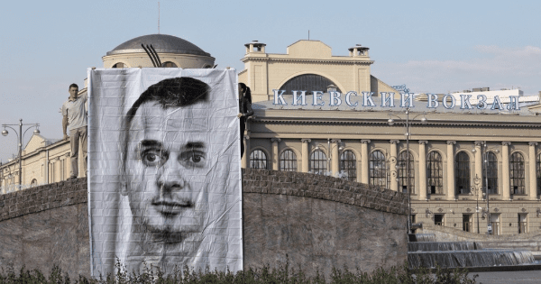 В Москве развернули баннер с Сенцовым Олег Сенцов