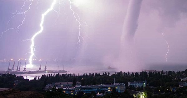 Стихия в Крыму: в Феодосии пронесся мощный смерч Смерч у Феодосії