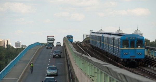 В Киеве стартовал ремонт моста Метро, движение ограничат