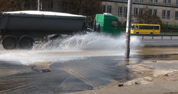 Водоворот посреди дороги. В Киеве снова прорвало трубу У Києві знову прорвало трубу