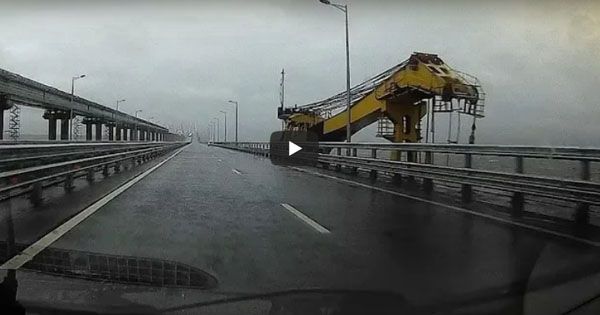 Плавучий кран повредил Крымский мост