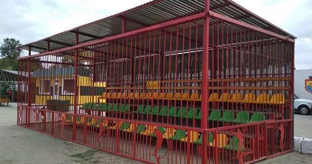 Наче у вольєрі для тварин: український клуб посадив фанатів гостей у клітку