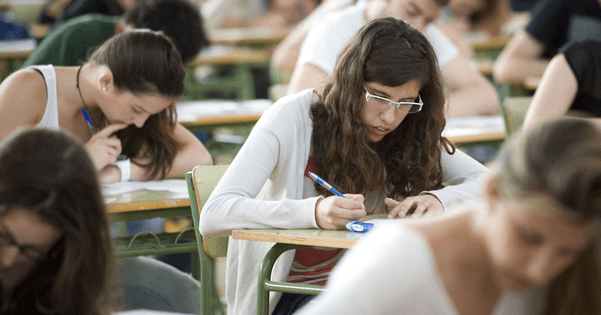 Скорочення стипендій в Україні Студенти