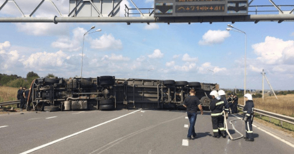 Під Рівним перекинулася фура з п ДТП на трасі Київ-Чоп